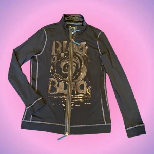 Hoodie med tryck - Så cool hoodie med tryck och paljetter! Inte använt särskilt mycket och är i bra skick! Färgen o paljetterna är mest accurate på andra bilden. Priset kan diskuteras:) skriv privat vid intresse💗💗💗