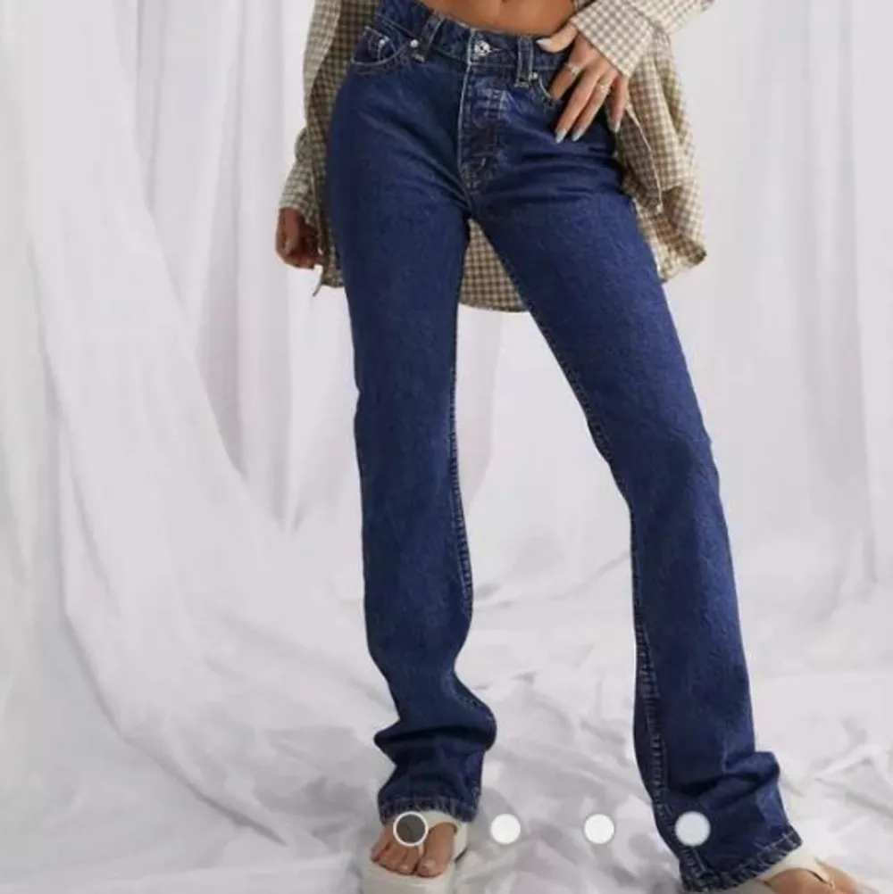Säljer ett par helt nya jeans från asos i storleken 26/32. Frakten ingår💕💕. Jeans & Byxor.