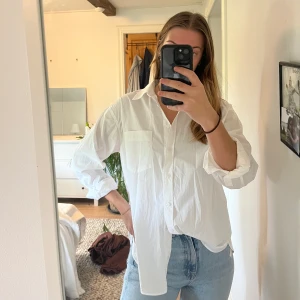 Vit skjorta - Vit skjorta från Zara i strl M, jag är strl S och sitter oversized på mig. Helt oanvänd.  Köpare står för frakt ☺️