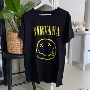 Nirvana-tshirt som tyvärr inte kommit till användning. Köpt på Asos i S herrstorlek. Fraktpris kan diskuteras