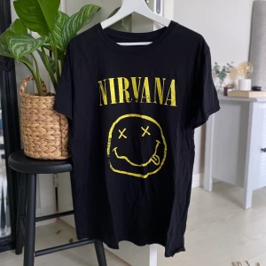 Nirvana t-shirt - Nirvana-tshirt som tyvärr inte kommit till användning. Köpt på Asos i S herrstorlek. Fraktpris kan diskuteras