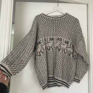 Tjocktröja - vintage - Vintage tjocktröja med jul-motiv 🤍🤍🤍 så så mjuk och skön!! Sitter oversized på mig som när s/m. Frakt 59kr!