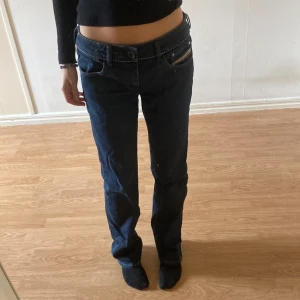 Diesel Jeans - Lågmidjade jenas från märket diesel industry! Mycket använda men jättefint skick, inga större slitningar! Storlek W31 L32. 200kr + frakt! Skriv gärna vid frågor eller funderingar☺️