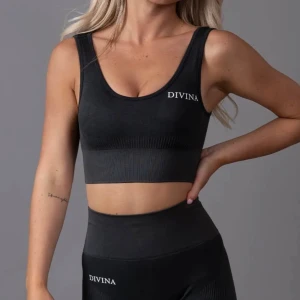 tränings bh - en oanvänd tränings topp från divina. säljer pga att den var för liten. ❤️