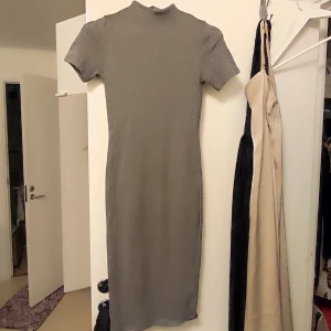 Tight klänning med skimmer stl M - Tight klänning  knappt andvänd och i fint skick  Kan skickas om köparen betalar frakt 