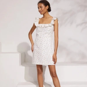 Klänning från 12 Storeez, storlek M - Säljer denna superfina klänning från 12 Storeez i storlek M (ganska liten i storleken). Endast använd ett par gånger. Frakt tillkommer! Kontakta mig för fler bilder 🤍