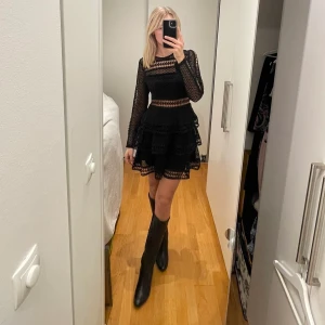 Spets volang kläning, LA x NA-KD  - Pris kan diskuteras - Svart super fin spets volang kläning från Linn Ahlborgs kollektion med NAKD. Väldigt bra skick knappt använd. Passar jätte bra till stövlar! Kan mötas upp i Stockholm eller frakta 💞