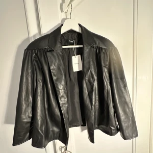 Skinnjacka - Skitsnygg skinnjacka (fake-skinn) från bershka. Lappen är fortfarande kvar, originalpris: 900kr.🧡🧡