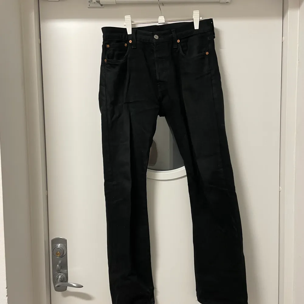 Jag säljer nu ett par svarta Levi’s 501 Jeans, de är köpta på Levi’s hemsida för omkring 1 100kr. De är i generellt bra, men använt skick. Det finns ett litet hål vid slutet av ena benet, men det är enkelt att sy ihop. Några av sömmarna slitna. . Jeans & Byxor.