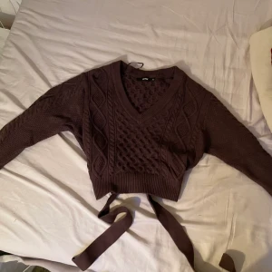 Stickad tröja  - Stickad tröja från bikbok. Använd några få gånger.   Ps säljer ut massa plagg billigt, köper du 5 st eller fler får du 15% på allt 