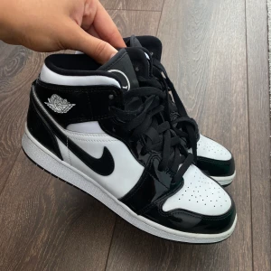 Jordan 1 carbon fiber - Jordan 1 carbon fiber mid. Köpta för ett år sedan men inte fått användning av och är därav i nyskick. 