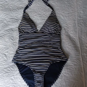 Randig baddräkt - Jättefin blå/vit randig baddräckt. Öppen rygg. 