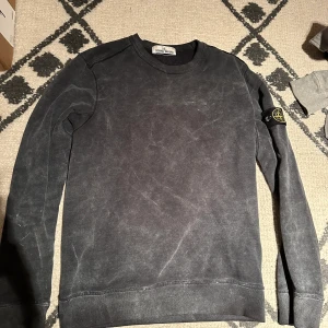 Stone Island Frost - SI Frost sweater, använd väldigt fåtal gånger och är ifrpn AW 17/18 om ja ej har fel.  Frost patchen är försvunnen så säljer därför med vanlig patch.  Väldigt sällsynt och svår att få tag på