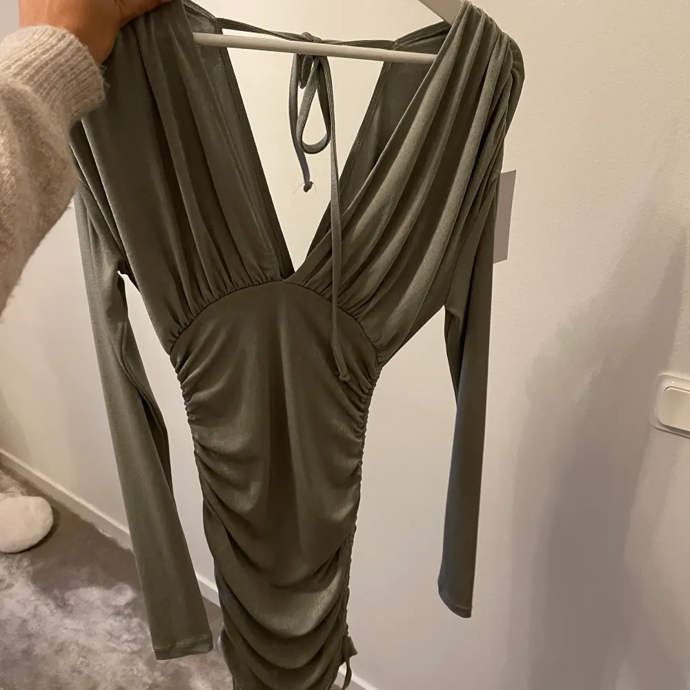 Helt ny klänning från Nakd X Romee Strijd  Storlek XXS men skulle säga att den är stor i storlek och passar en XS  . Klänningar.