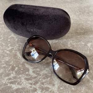Säljer dessa solglasögon i modellen Carola från Tom Ford. Nyckick och nypris ca 2,500:-