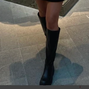 Knähöga boots - Säljer dessa slutsålda boots från Ida Carlsson kollektion med NA-KD. Säljer då dom är lite för stora för mig. Helt oanvända och endast provade. 