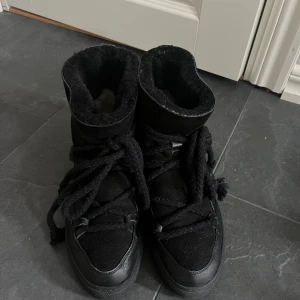 Inuikii skor - Säljer mina jättefina inuikii i storlek 39, köpte dessa ungefär slutet på vintern därför har de inte kommit till användning så mycket. Ser ut som nyskick och har inte gått sönder någonstans! ❣️ skriv privat om du är intresserad. Tryck inte på köp direkt! 