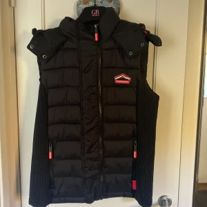 Väst från Superdra - Skitsnygg väst från Superdry som är använd max 5 ggr