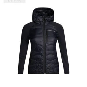 Pekperformance jacka svart - En ganska ny peak performance jacka köpt för 2 600 och säljs för 1000, pris kan diskuteras. Inga fel på jackan och är i väldigt bra skick.