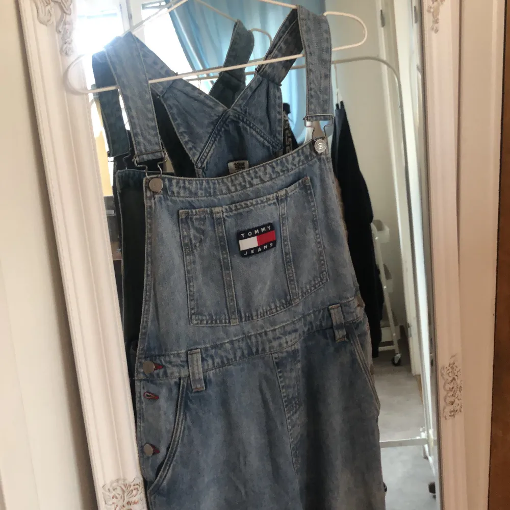 Använd fåtal gånger och i nytt skick. Köpte helt nya för 1200 kr. Jeans & Byxor.