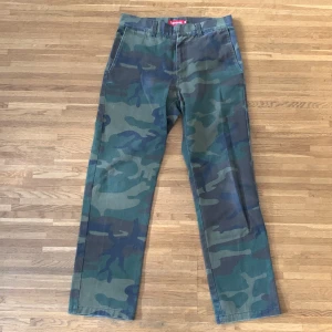 Supreme workpants - Supreme workpants, bra kvalité  Straight fit. Knappen som stänger byxorna upptill saknas storlek w30