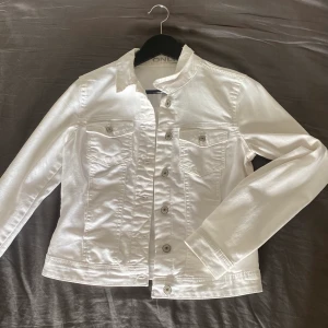 Vit jeansjacka - Vit jeansjacka från Only, knappt använd så i fint skick. Normallängd 