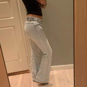 Ljusa Midwaist jeans från only i storlek 38. Skärpet hör till men går att ta bort. Midjemått: 84cm Innerbensläbgd: 85cm