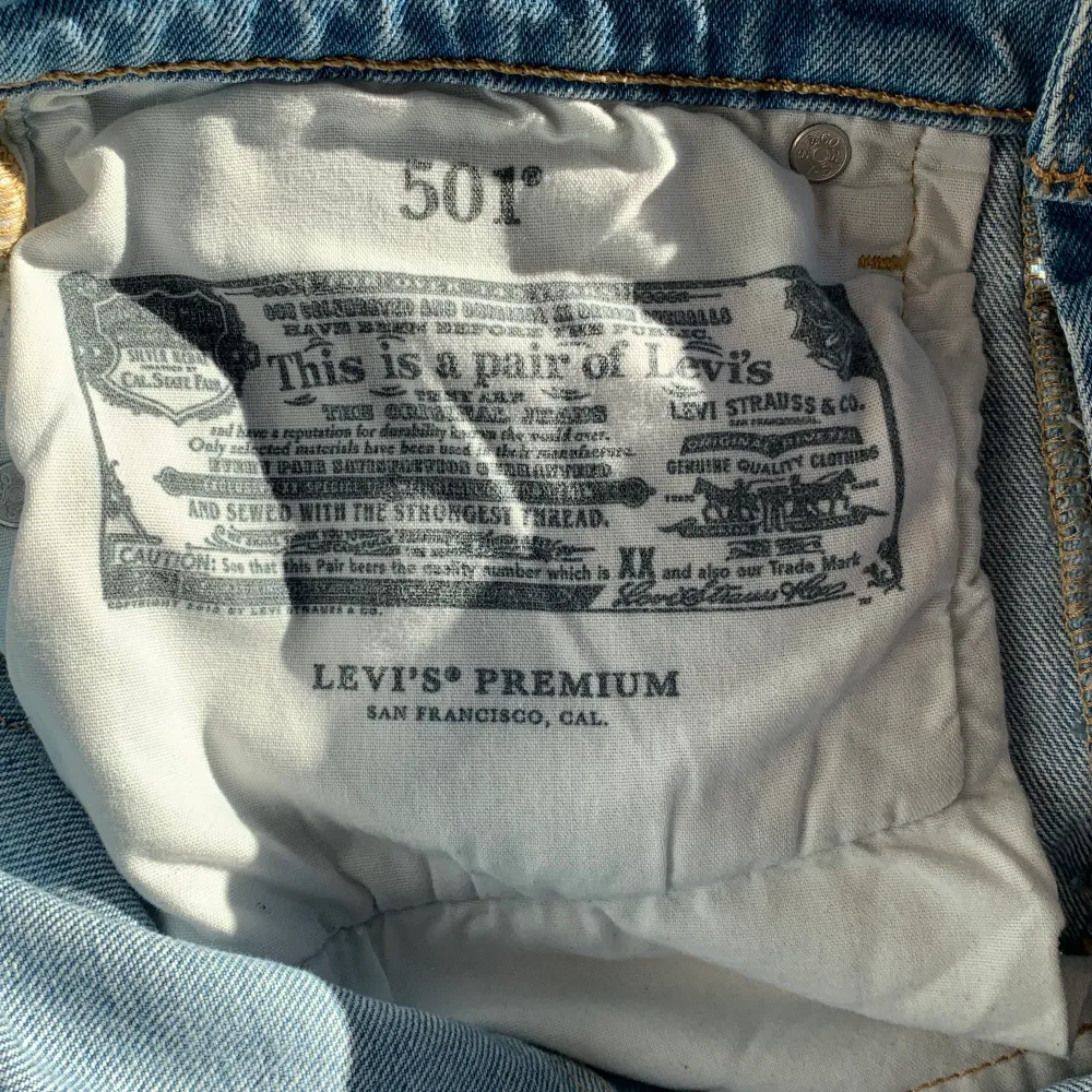 Klassiska Levis 501 (straight jeans). I nyskick i princip :) säljer då dem inte passar mig. Midjemåttet: 80cm Innerbenlängd: 75cm. Skriv gärna om ni har frågor! 🌟. Jeans & Byxor.