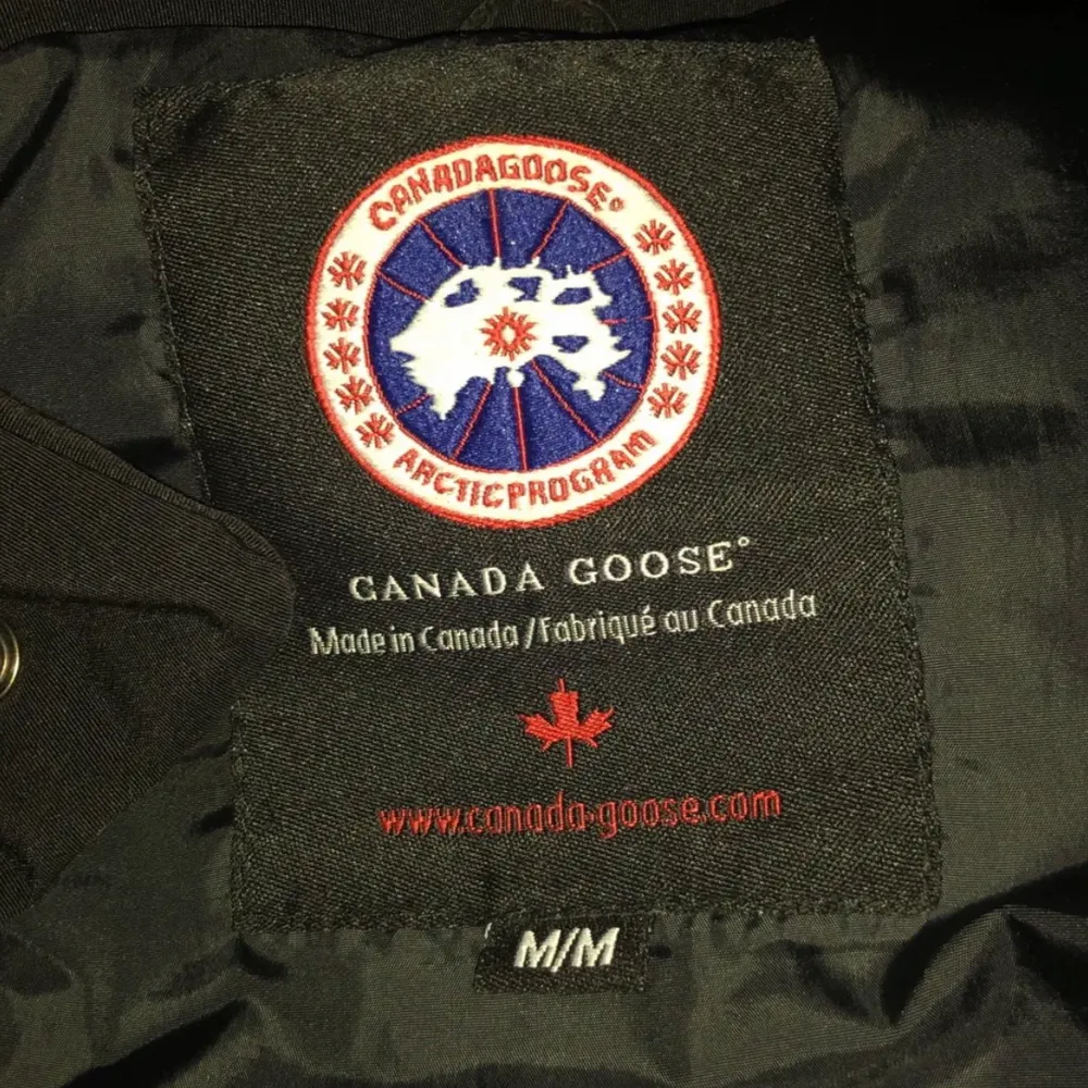 Säljer min canada goose väst som jag inte har användning av längre, pris kan diskuteras, hör av er!. Jackor.