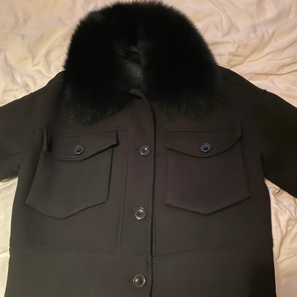 Svart charlie jacket från MEOTINE💘Får dessvärre ingen användning av den längre. Storlek xs/s Nypris: 2800 kr INGA BYTEN!. Jackor.