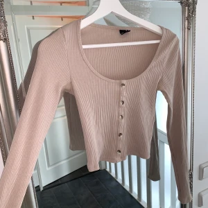 Topp - Säljer min uringade topp, storlek xs, pris 60 kr, köparen står för frakt