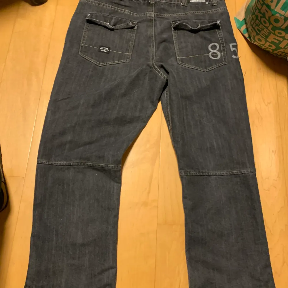 Riktigt snygga  baggy Jeans, märket kam, storleken 44/32. Ser sjukt bra ut i bälte! . Jeans & Byxor.