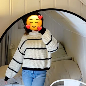 Stickad tröja  - Säljes på grund utav att den aldrig kommer till användning.☺️  på bilden kan man se att det är en liten fläck under magen, den går bort i tvätten och tröjan tvättas såklart innan den skickas, tröjan är använd ungefär 2 gånger.🥰 