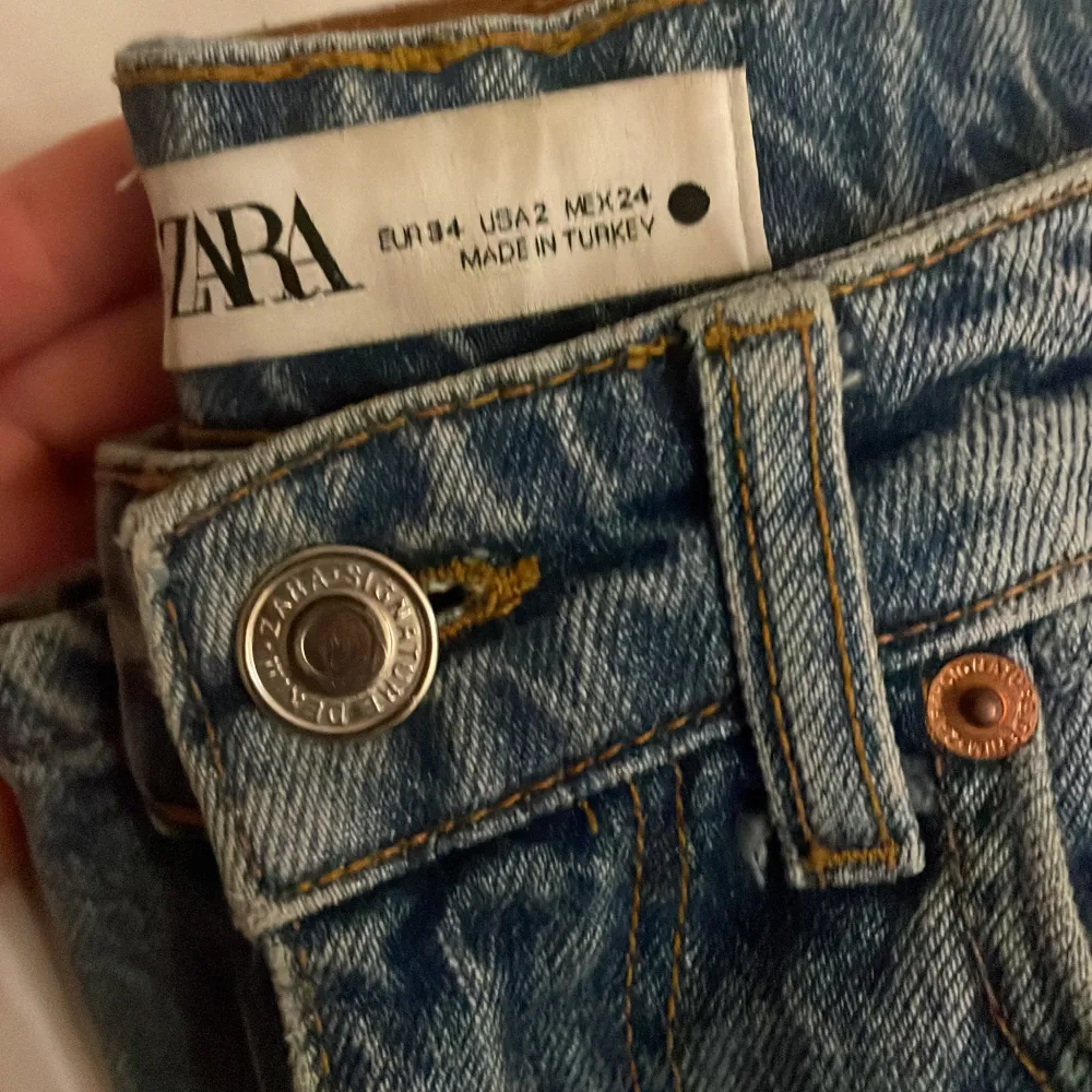 Säljer min super fina jeans från zara som inte finns att köpa längre. Säljer då dom inte kommer till användning lika mycket längre. (Mid rise) köparen står för frakten . Jeans & Byxor.