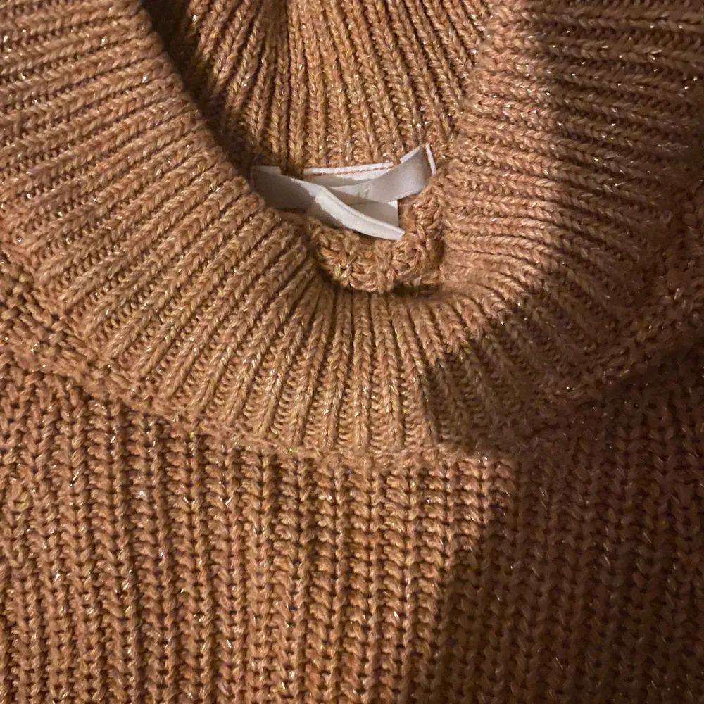 Fin stickad tröja från H&M, i fin färg. Köptes några vintrar sedan för 400kr. Tröjan är i storlek Xs men är stor i storleken så skulle säga att den motsvarar en S. . Tröjor & Koftor.