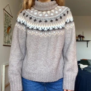 Stickad tröja - Jättefin tröja som inte används tillräckligt. Lite nopprig men fortfarande i fint skick och den är oversized i modellen! Skriv om du vill ha mer bilder eller har någon fundering😊