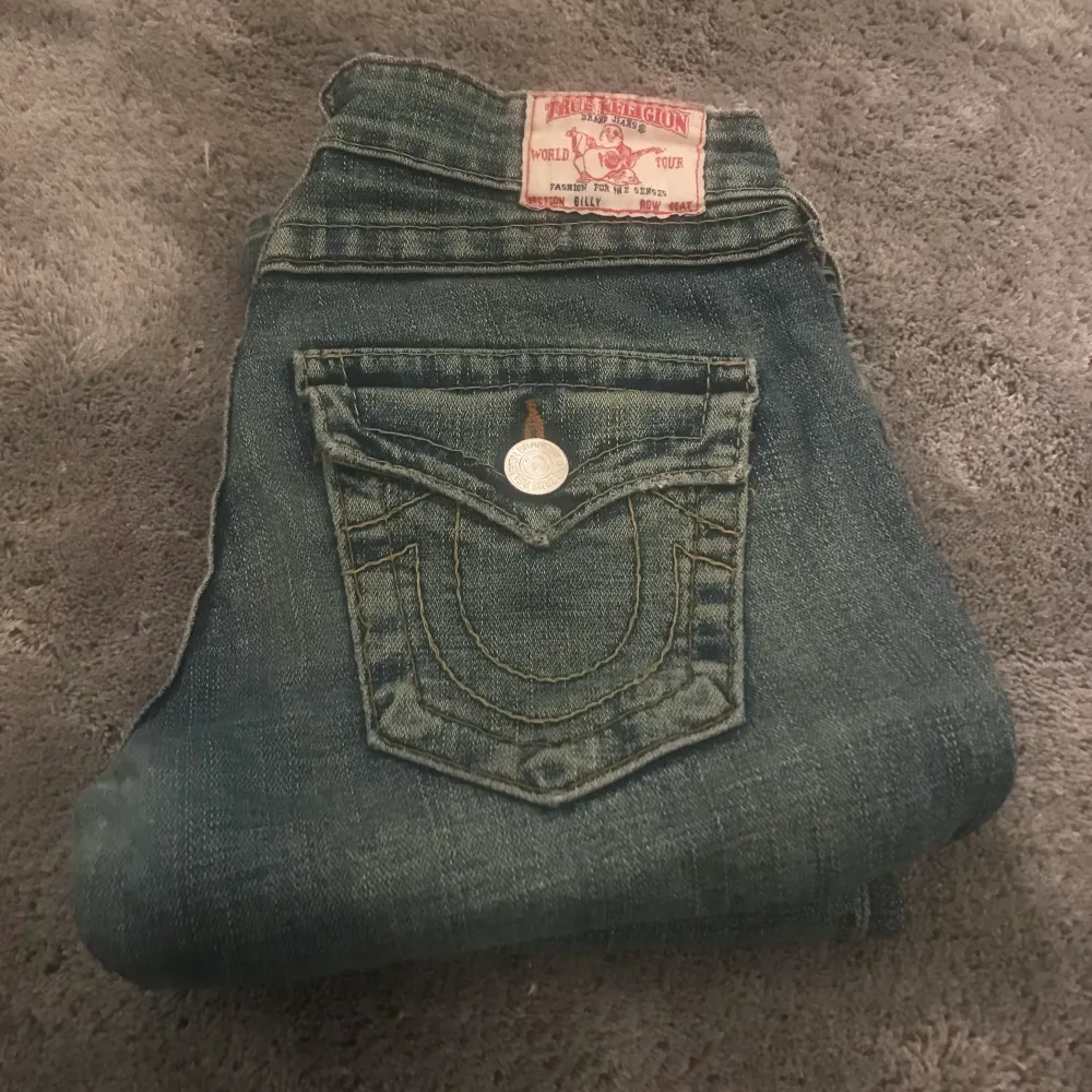 Sååå fina lågmidjade jeans från märket true religion. De är i bra skick (köpte secondhand men har aldrig använt dem) ❗️tryck inte på köp direkt endast Intressekoll❗️. Jeans & Byxor.