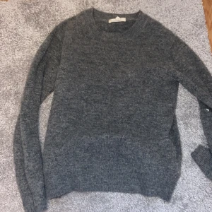 Stickad tröja  - Super fin grå stickad tröja från H&M. Storlek ca men passar mig som har S/M. Skicka meddelande så skickar jag bild på tröjan på💕