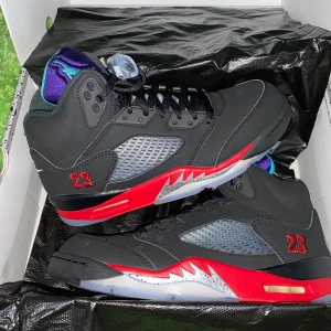 Nike air Jordan 5 retro 41 - Nike air Jordan 5 retro i storlek 41 Helt nya i kartong Har kvitto Kan mötas i Stockholm eller skickas