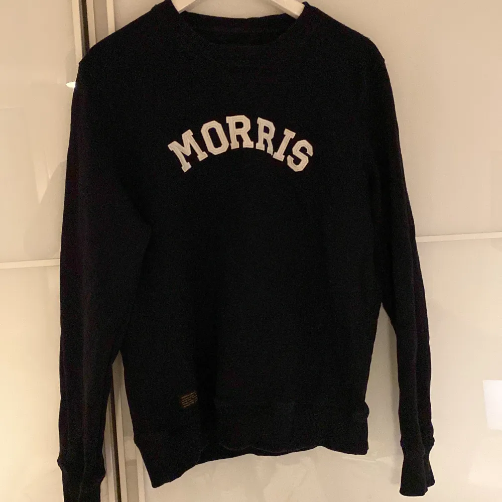 Hej, jag säljer min Morris tröja som var lite liten när jag köpte den så är bara använd ett fåtal gånger.   Nypris:1299. Tröjor & Koftor.
