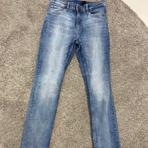 Byxor  - Mörk blåa jeans 