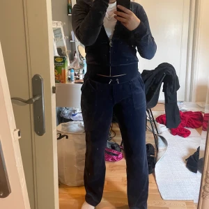 Juicy Set - Säljer nu mitt marinblå Juicy Coutore set, säljer båda delarna för 800, man kan också köpa en del och där kan vi diskutera priset mellan oss, tröjan är i S och byxorna i L, frakt står köparen för. Köpt för ca 2 månader sedan, så det är relativt nytt❤️