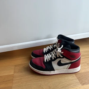 Jordan 1 Bred Toe - Säljer nu mina Jordan ettor. Skicket är använda, men ändå bra. Dessa kallas Bred Toes och köpa för runt 5000kr nya. Har även med svarta snören. Box och kvitto finns inte då jag köpte dom i andrahand. Strl 38,5 men passar även 39. Köp direkt för 1500kr