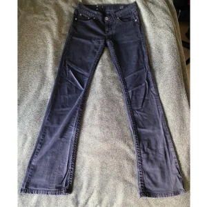 bootcut LA idol jeans - storlek 9 W31 L34 bra skick bra kvalite 84 innerbensmått och 78 runt hela midjan