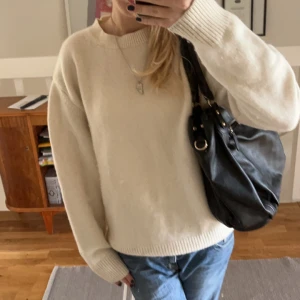 Vit stickad tröja - Intressekoll på denna assnygga o supersköna stickade tröjan från Α days march som är perfekt nu inför hösten🤍skriv prisförslag🤍frakt tillkommer