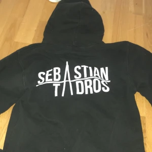 Xs - Jätte skön tröja som oanvänd har använt typ två gånger skriv privat för mer bilder/info köpte för 1000💕