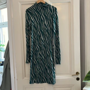 Klänning från Rodebjer  - Klänning från Rodebjer, går ner till halva vaden på mig som är 169 cm. Fint skick!