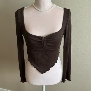 Brun gullig tröja  - En superfin helt oanvänd (nyskick) brun tröja! 