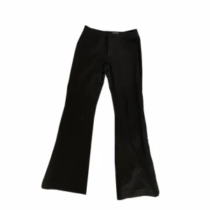Mörkbruna kostymbyxor - Fina kostymbyxor med bootcut. Super snyggt och casual till hösten. Kolla 2:a bilden för styling inspo. Från märket Mexx. Fint skick. Obs har sprätt upp sömmen där nere för att göra byxorna längre. Skriv till mig vid närmare titt:)