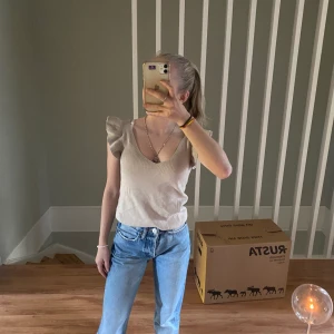 Strl XS - Säljer denna super fina blus/linne, använd 3-4 gånger! Ordentligt material. Säljer för kommer inte så mycket till användning 🥰
